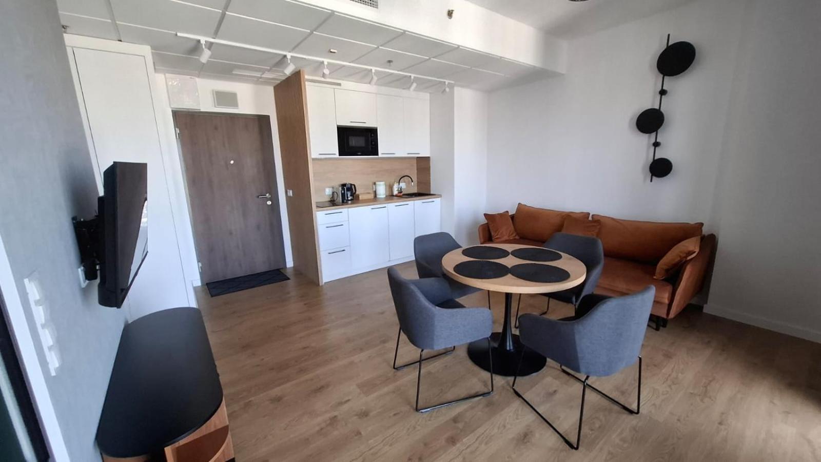 Apartamenty Wola Tower Varsóvia Exterior foto